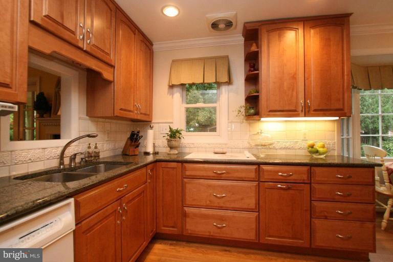 11309 Gainsborough Road Potomac, MD 20854 - Photo 3 of 13 Kitchen
