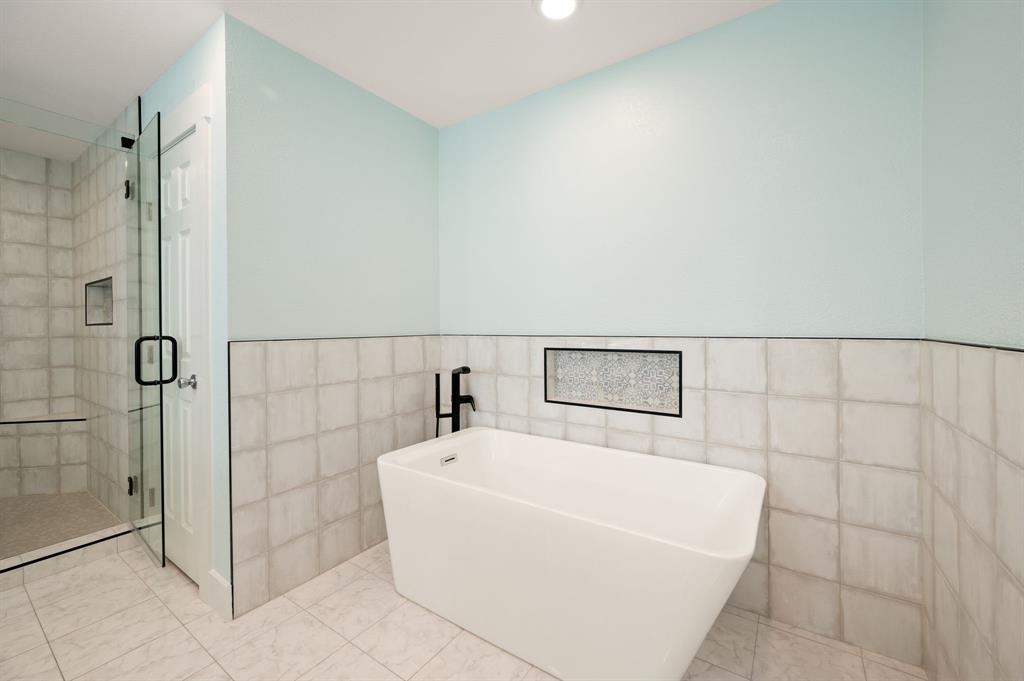 7384 Rector Road Sanger, TX 76266 - Photo 23 of 40 a bathroom with a bathtub and shower