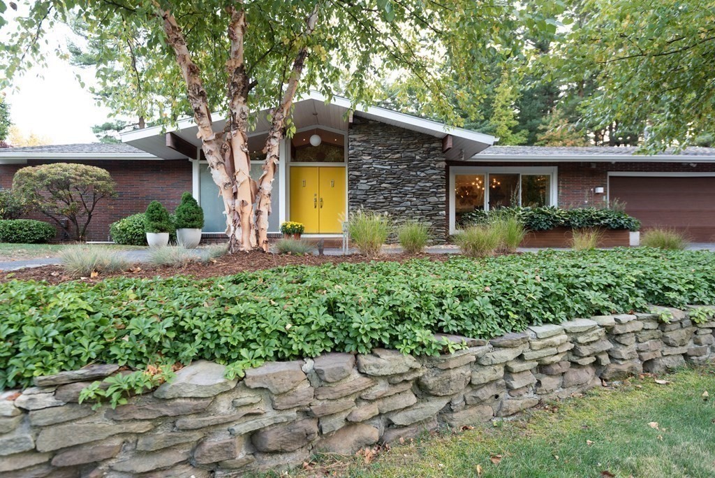 12 Alexandra Road Lynnfield, MA 01940 - Photo 2 of 42 a front view of a house with garden