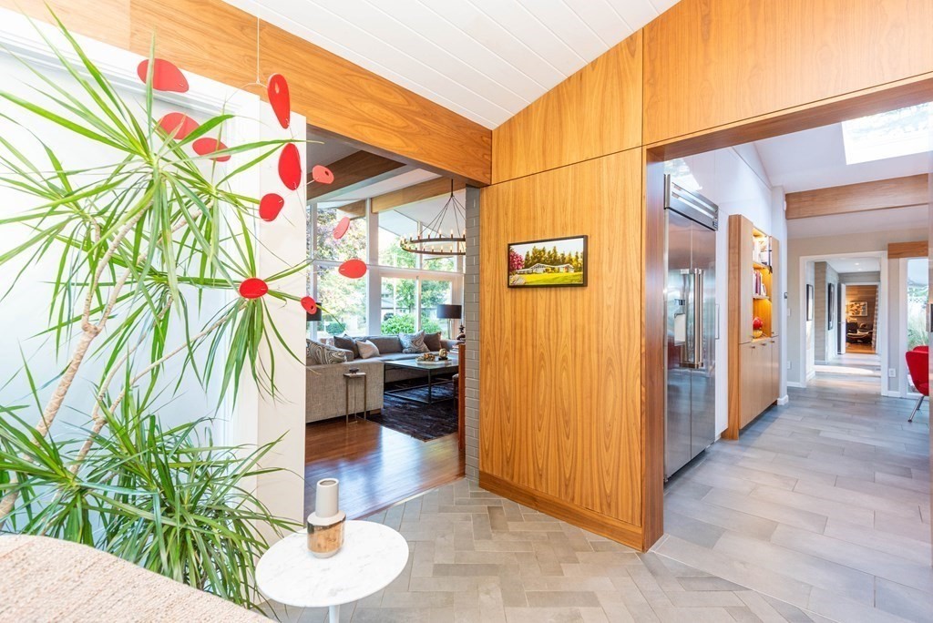 12 Alexandra Road Lynnfield, MA 01940 - Photo 5 of 42 a living room with furniture and a potted plant