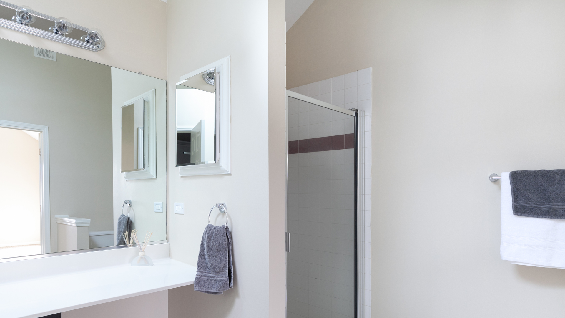 24856 Vermette Road Plainfield, IL 60585 - Photo 16 of 18 a bathroom with a bathtub and a sink