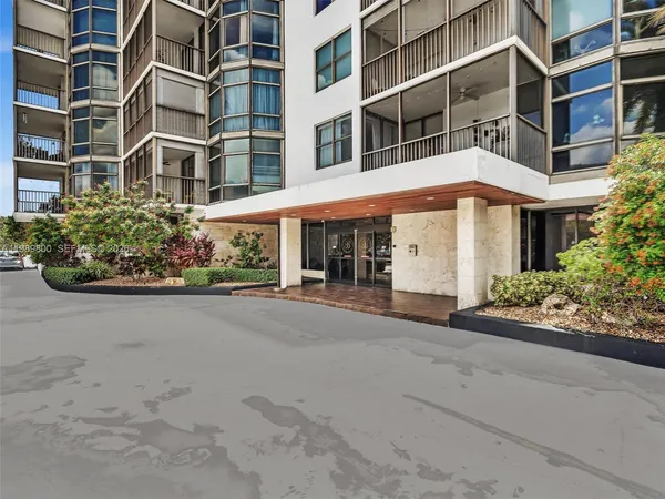 $2,250 | 3375 North Country Club Drive, Unit 208, Aventura, FL 33180