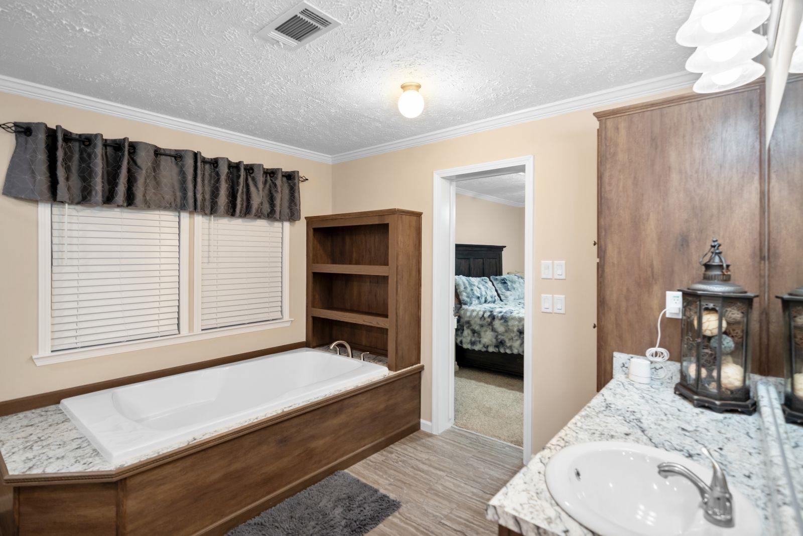 186 Fcr 941 Teague, TX 75860 - Photo 24 of 34 a bedroom with a bed and dresser