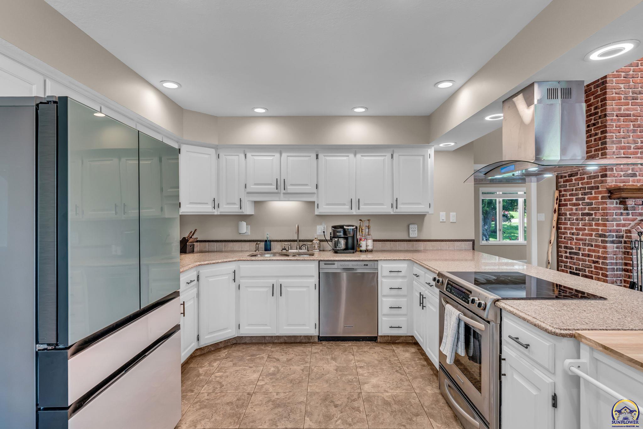3725 Southwest Kings Forest Road Topeka, KS 66610 - Photo 15 of 52