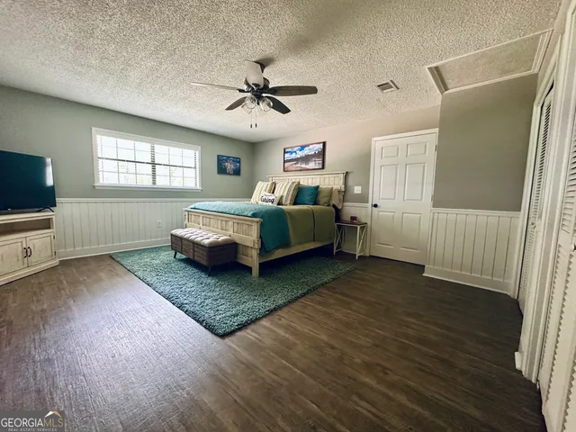 a view of a yard with plants