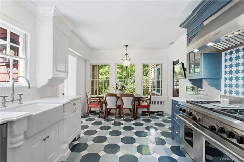 $1,899,000 | 42 Hillcrest Avenue, Roslyn, NY 11576