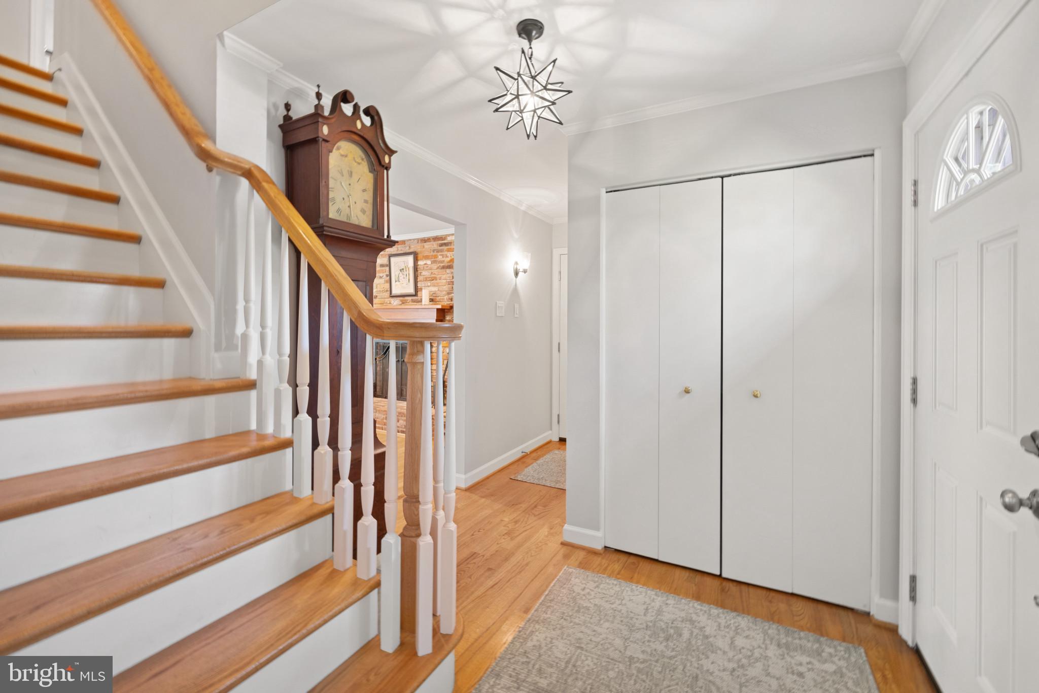 437 Edgemere Drive Annapolis, MD 21403 - Photo 2 of 33 Inviting foyer