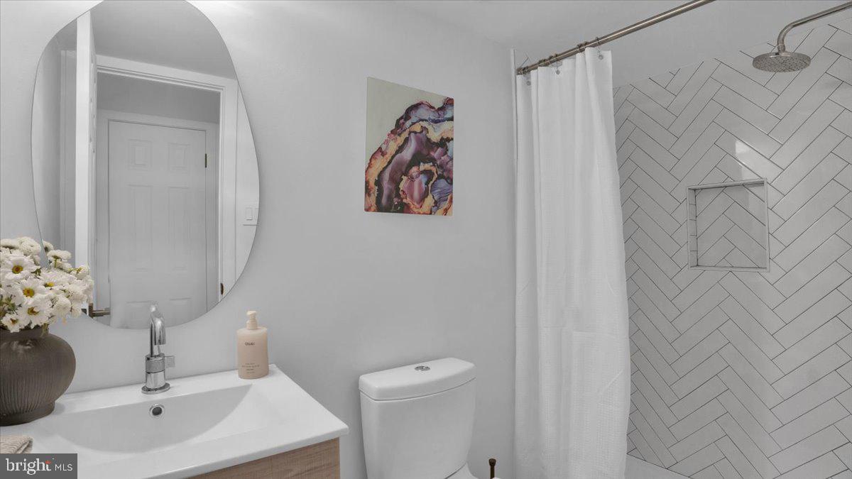 1433 Southwind Way Dresher, PA 19025 - Photo 18 of 37 a bathroom with a sink and mirror