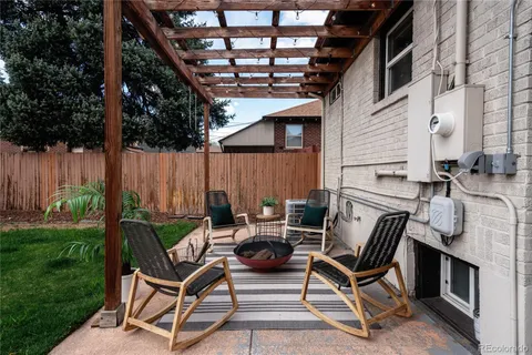a house view with backyard space