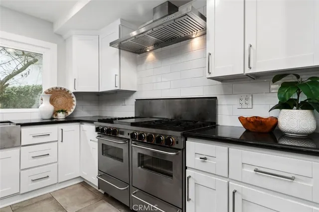 a view of entryway and hall