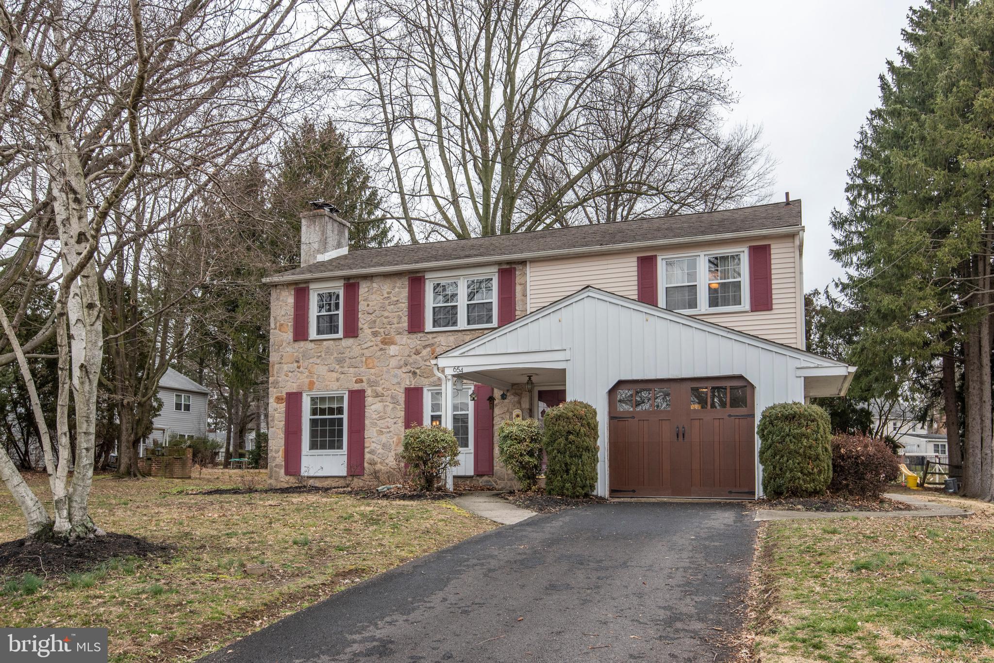 654 Barry Drive Springfield, PA 19064 - Photo 2 of 26 New Garage Door
