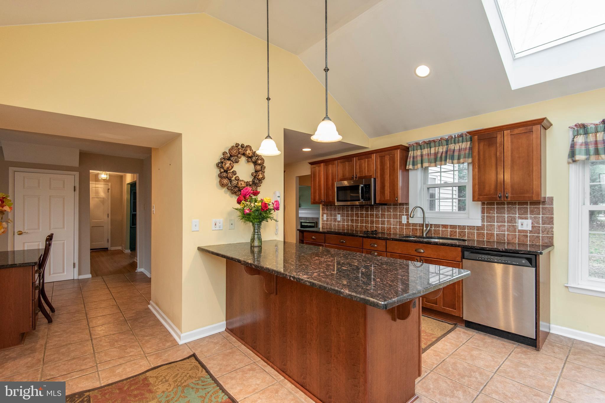 654 Barry Drive Springfield, PA 19064 - Photo 11 of 26 Kitchen with built in Desk
