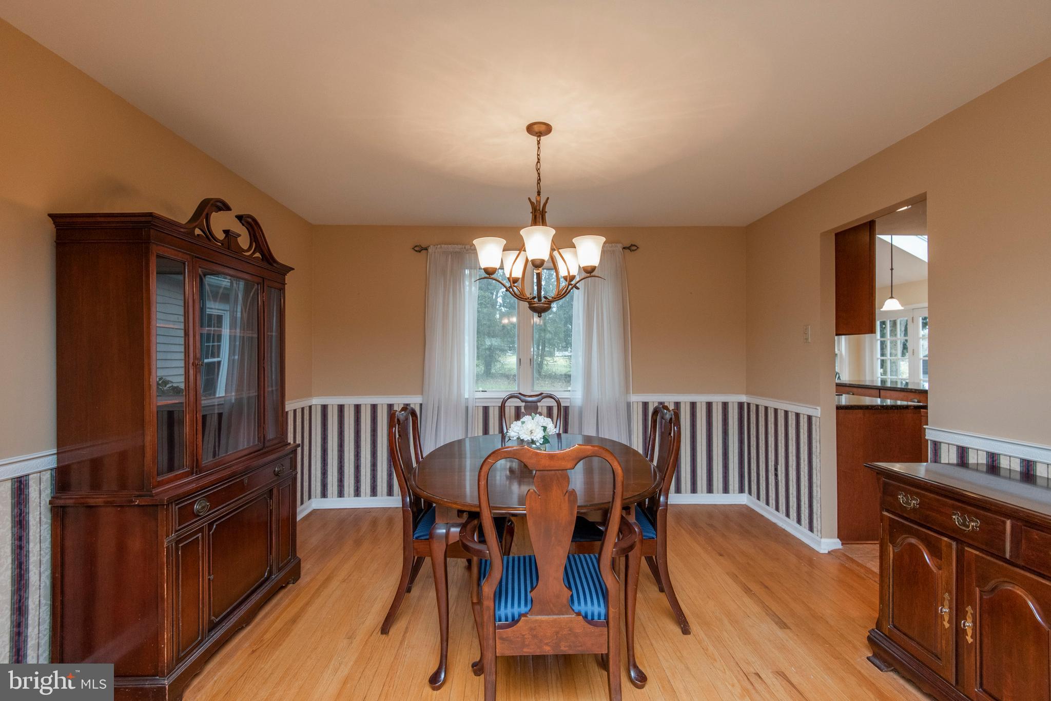 654 Barry Drive Springfield, PA 19064 - Photo 7 of 26 Dining Room leading to Kitchen