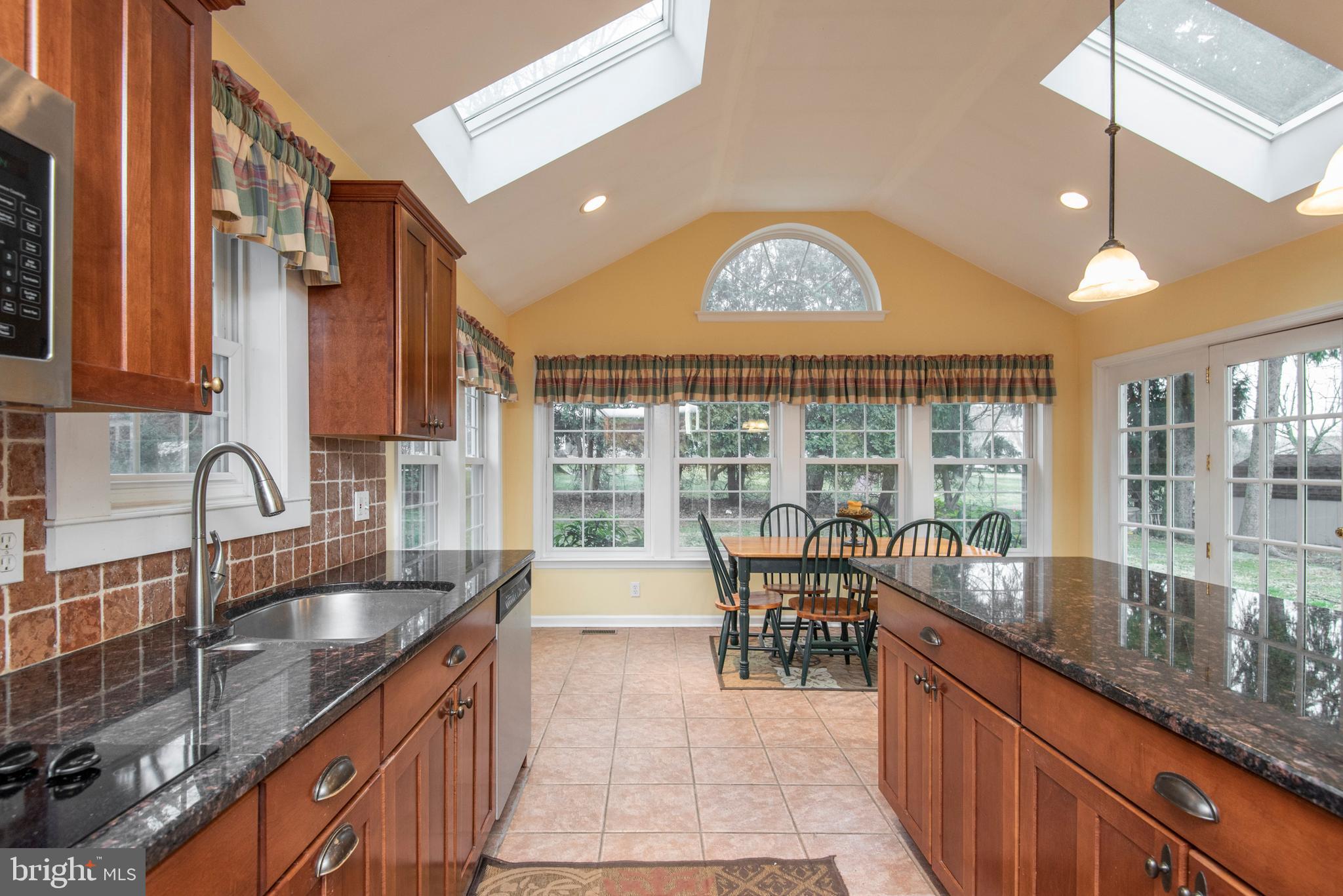 654 Barry Drive Springfield, PA 19064 - Photo 8 of 26 Kitchen into Eating Area