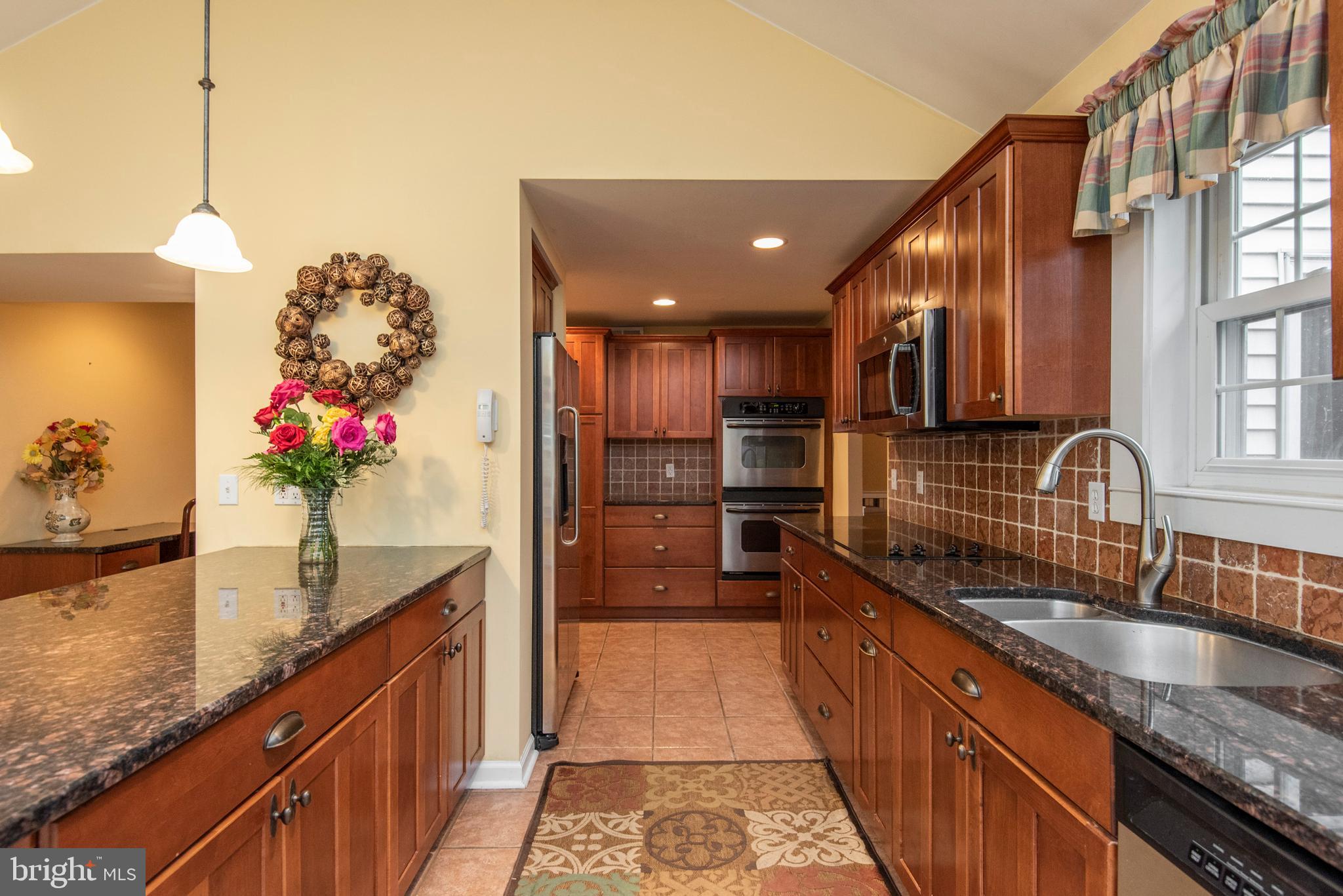 654 Barry Drive Springfield, PA 19064 - Photo 9 of 26 Double oven and large Island