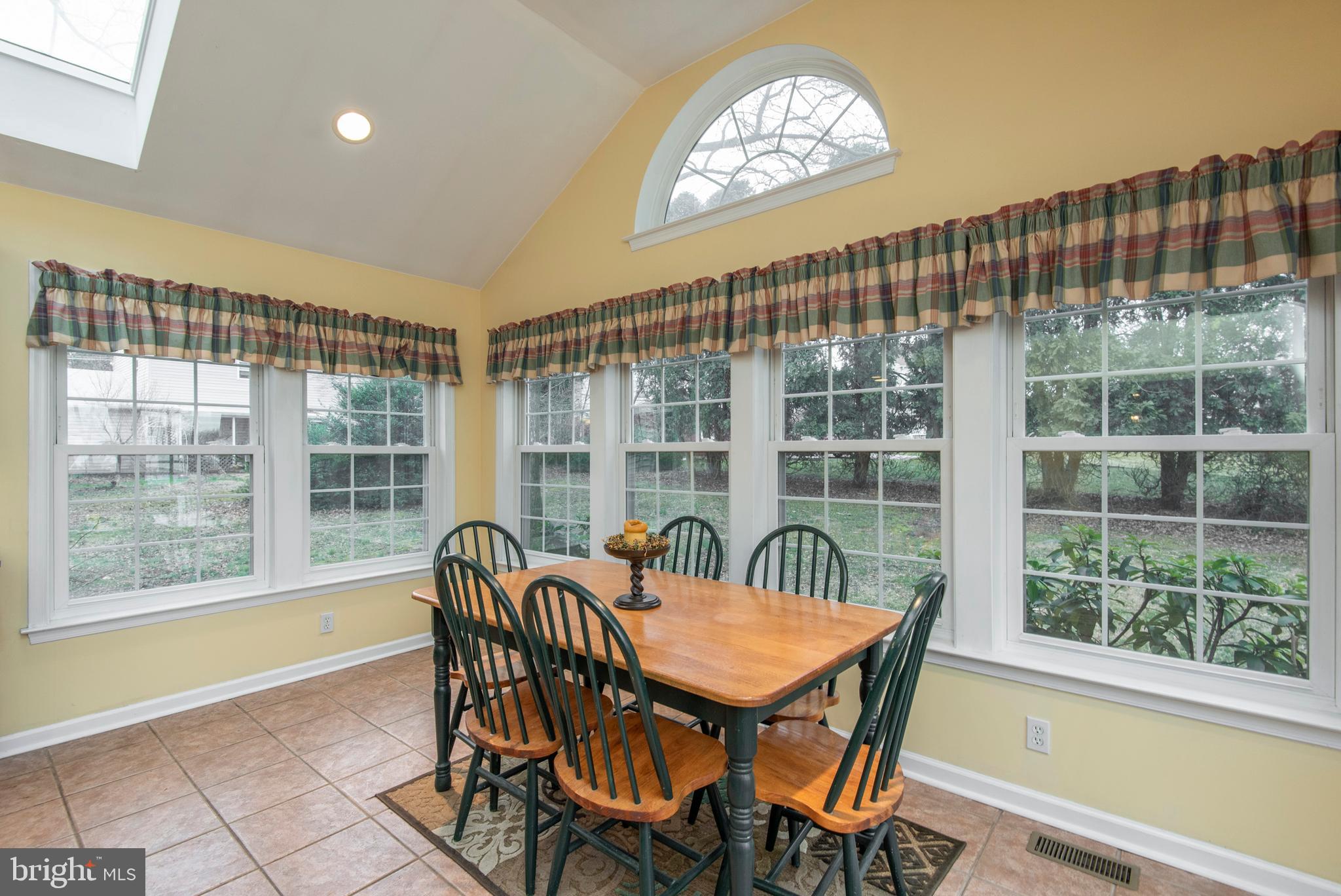 654 Barry Drive Springfield, PA 19064 - Photo 10 of 26 Eating area