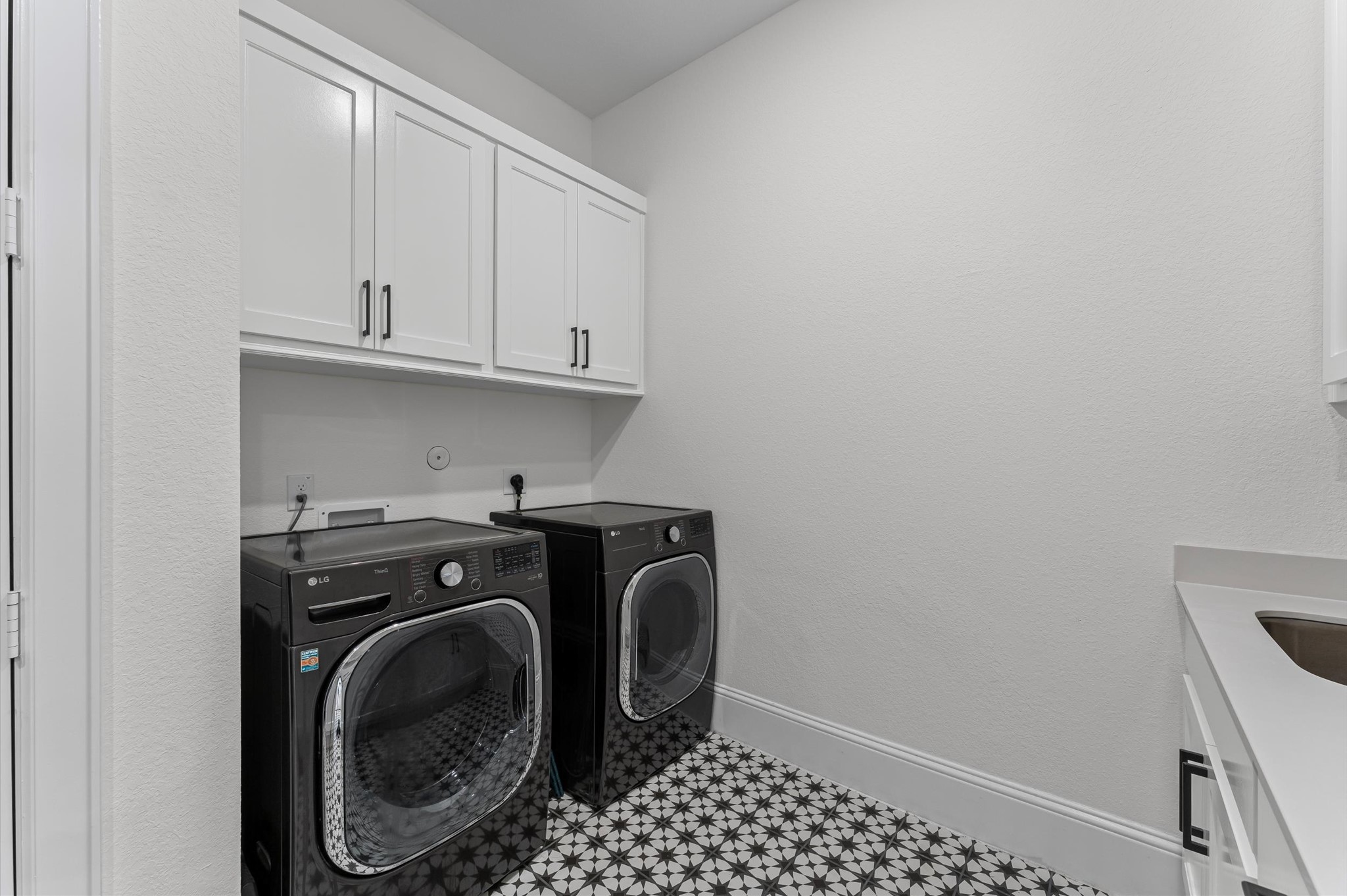 15470 Ringbill Way Magnolia, TX 77354 - Photo 16 of 50 a utility room with dryer and washer