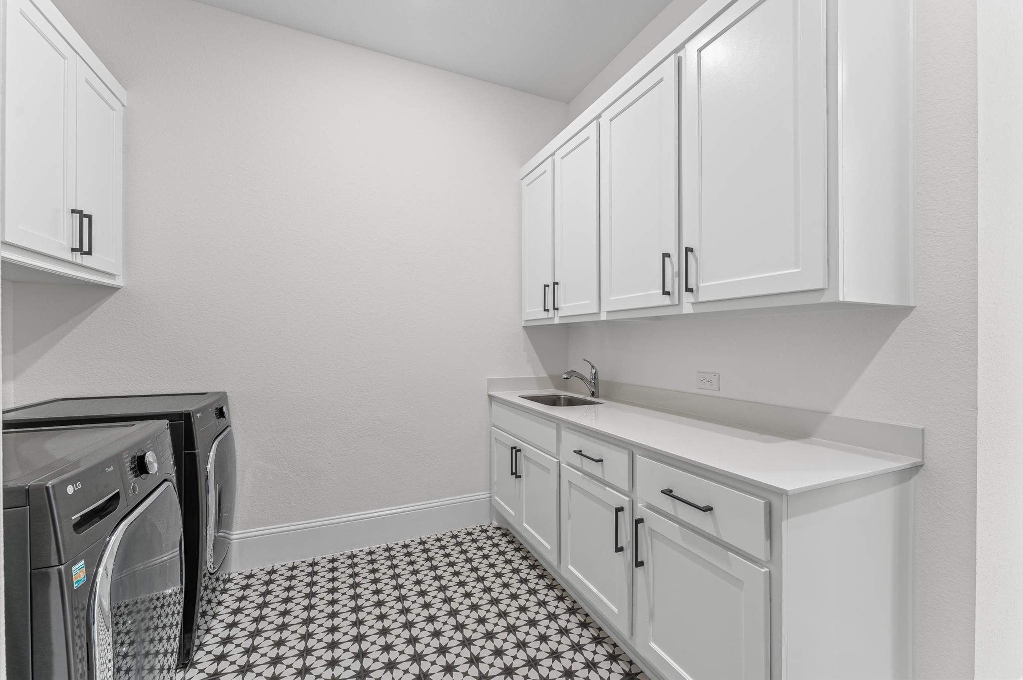 15470 Ringbill Way Magnolia, TX 77354 - Photo 17 of 50 a kitchen with a sink and cabinets