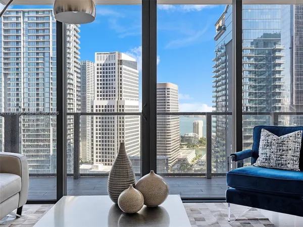 $7,100 | 88 Southwest 7th Street, Unit 2709, Miami, FL 33130