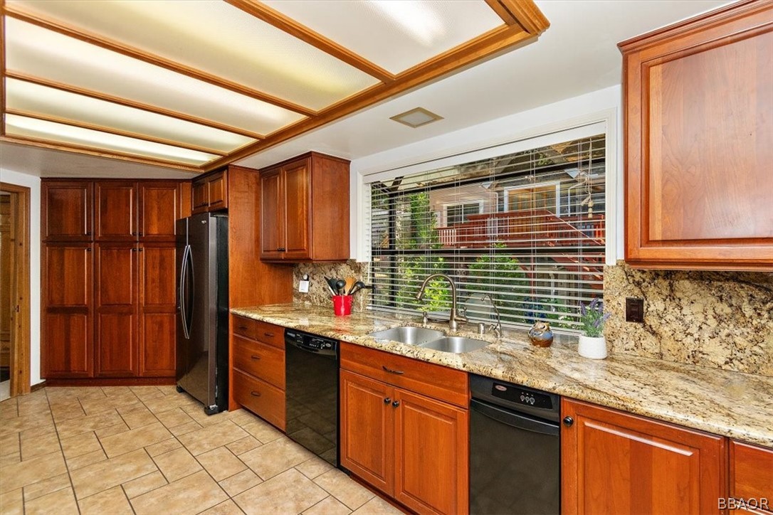 641 Golf Course Road Lake Arrowhead, CA 92352 - Photo 16 of 46 a kitchen with stainless steel appliances granite countertop a sink stove and refrigerator