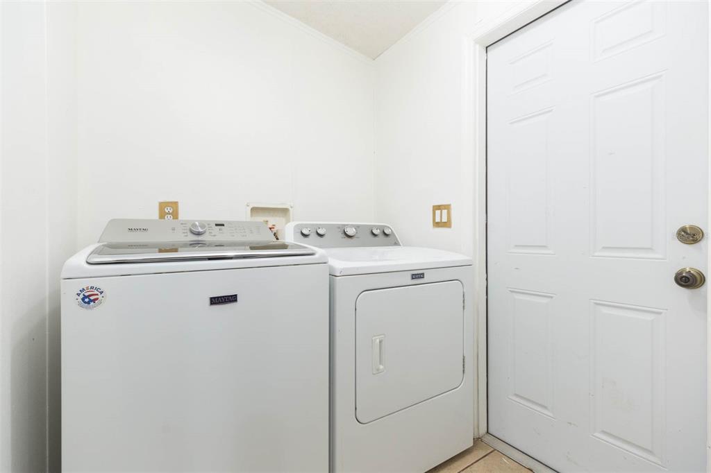 12628 Fort King Road Dade City, FL 33525 - Photo 20 of 59 a utility room with dryer and washer