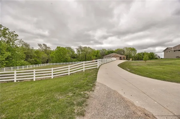 $535,000 | 32564 204th Street, Leavenworth, KS 66048