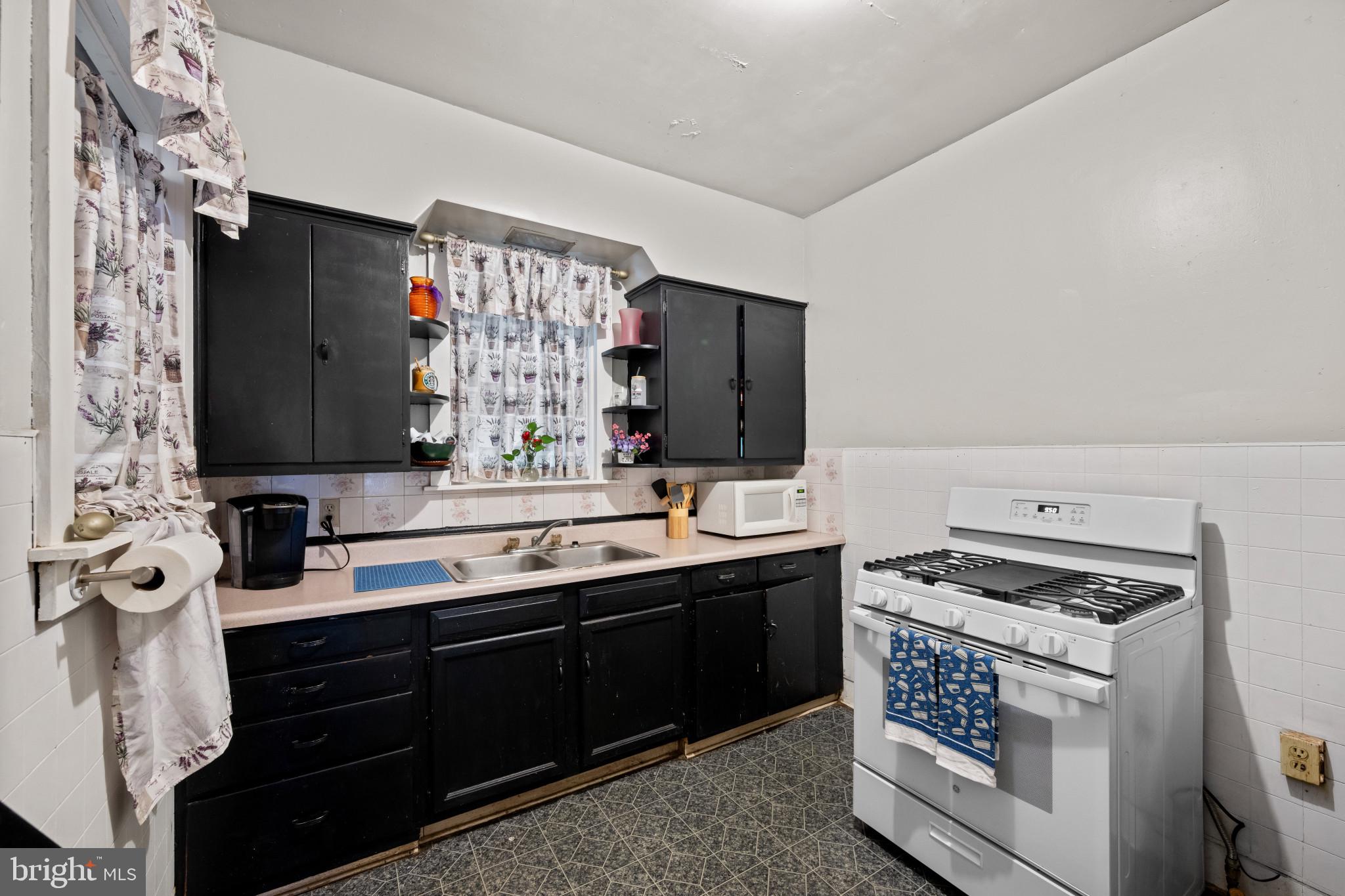 131 Pear Street Reading, PA 19601 - Photo 4 of 23