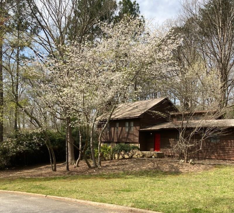 a view of a house with a yard