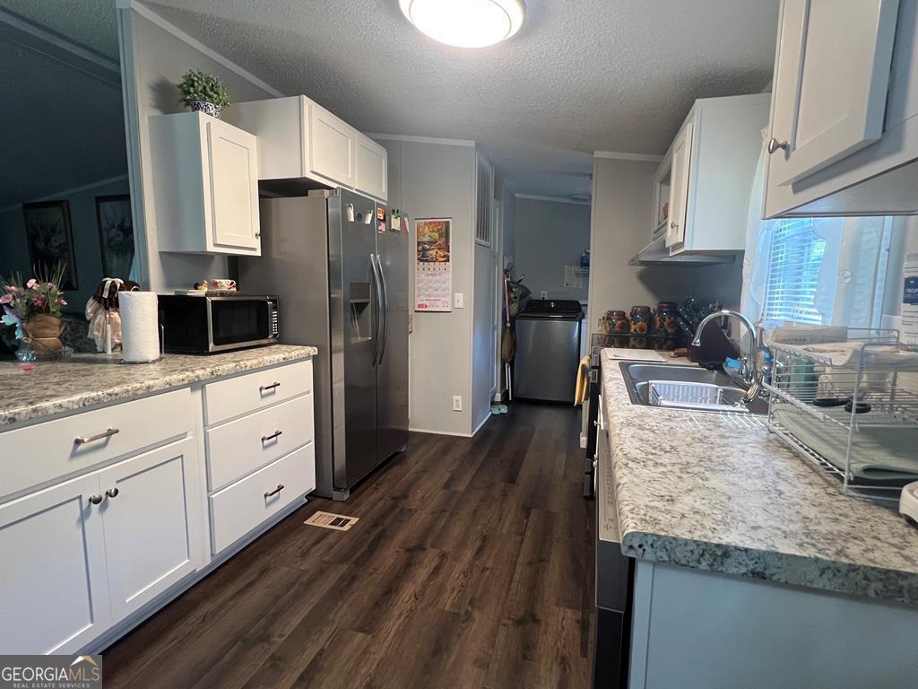 166 Pebble Hills Road Cochran, GA 31014 - Photo 5 of 21 a kitchen with granite countertop a sink stove and refrigerator