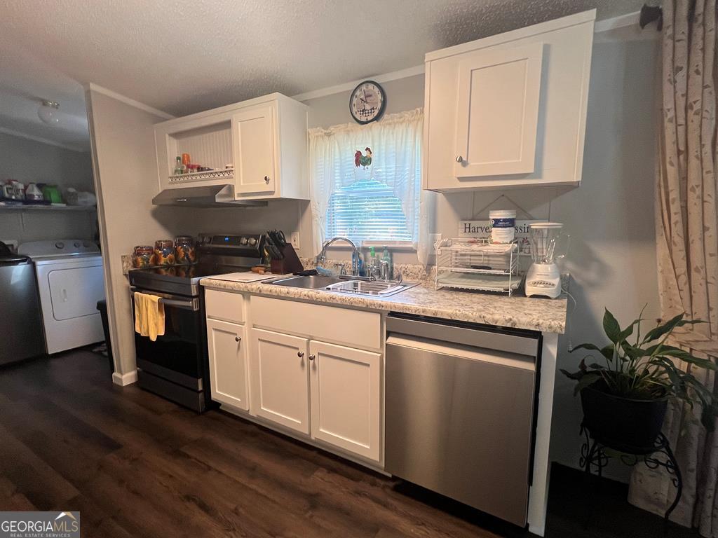 166 Pebble Hills Road Cochran, GA 31014 - Photo 6 of 21 a kitchen with stainless steel appliances granite countertop a sink a stove and cabinets