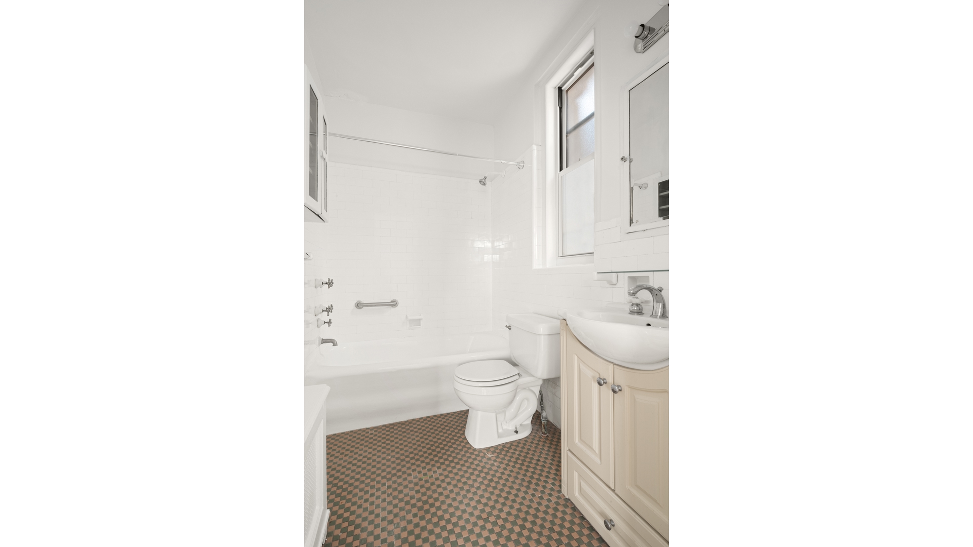 340 Riverside Drive, Unit 6D Manhattan, NY 10025 - Photo 10 of 26 a bathroom with a toilet a sink and a bathtub