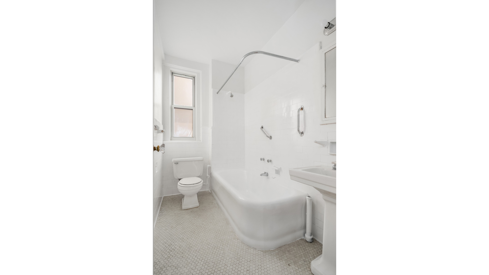 340 Riverside Drive, Unit 6D Manhattan, NY 10025 - Photo 16 of 26 a bathroom with a toilet a sink and a bathtub