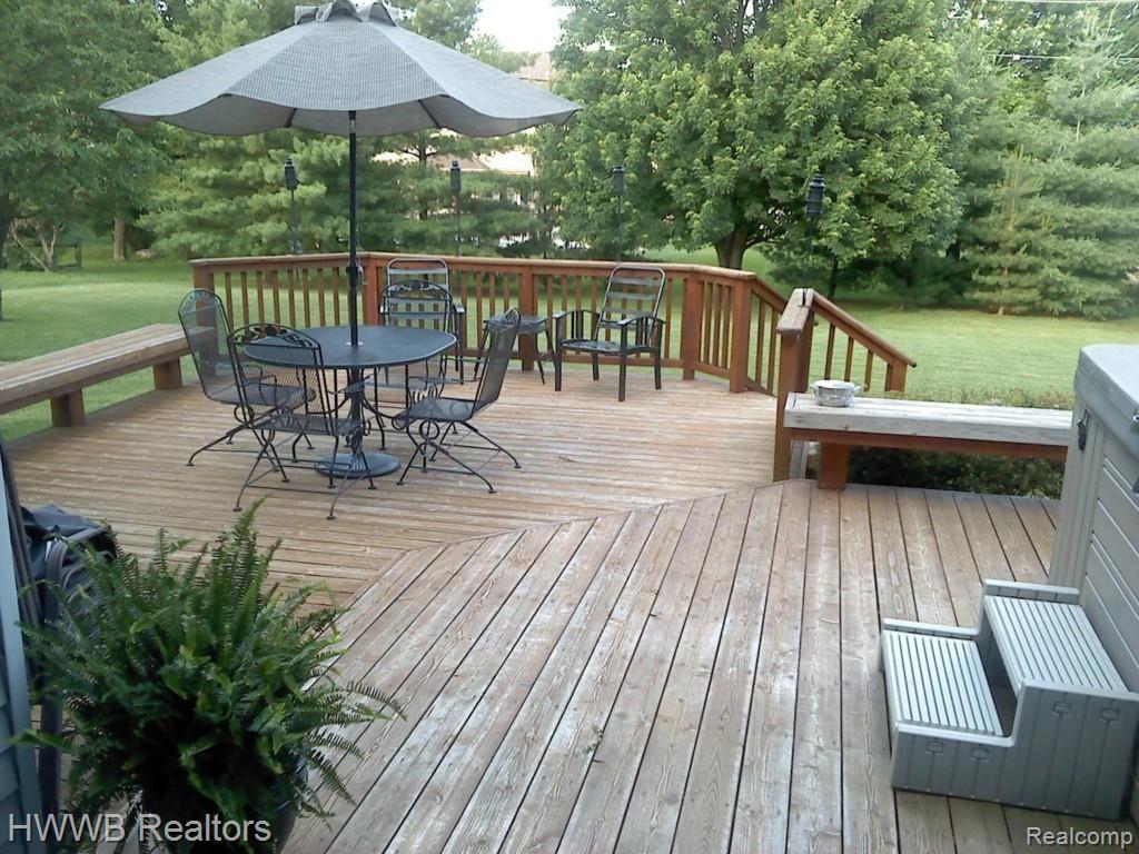 1732 Ridgecrest Rochester, MI 48306 - Photo 4 of 22 Deck & Yard