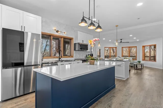 a large kitchen with kitchen island a large island in it