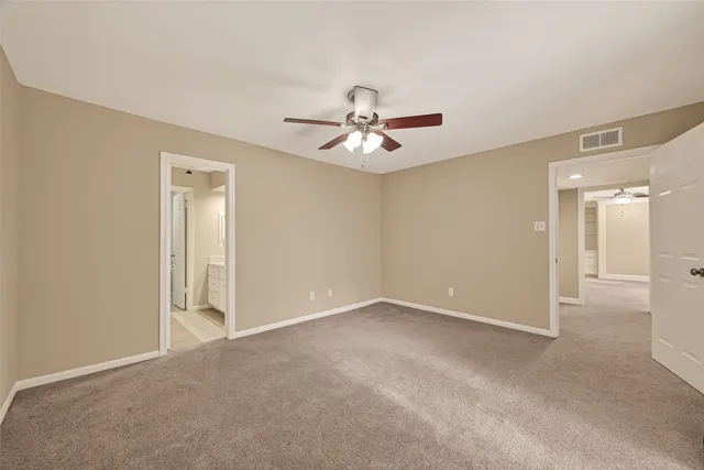 a view of empty room with a ceiling fan