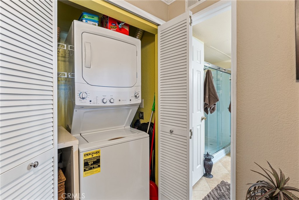 10655 Lemon Avenue Rancho Cucamonga, CA 91737 - Photo 14 of 32 a utility room with dryer and washer