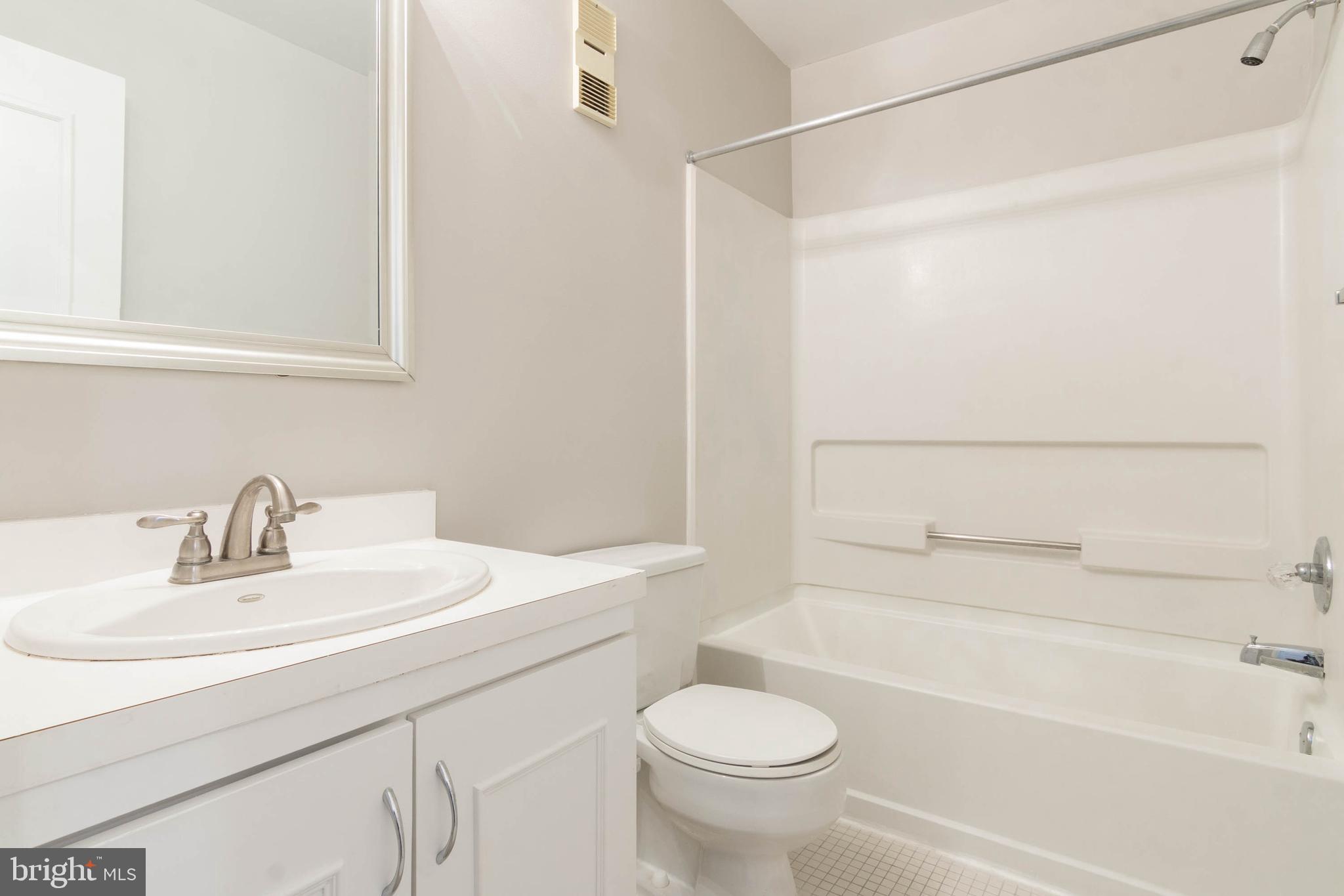 16 Andrew Place, Unit R122 Baltimore, MD 21201 - Photo 14 of 30 Hall Bathroom