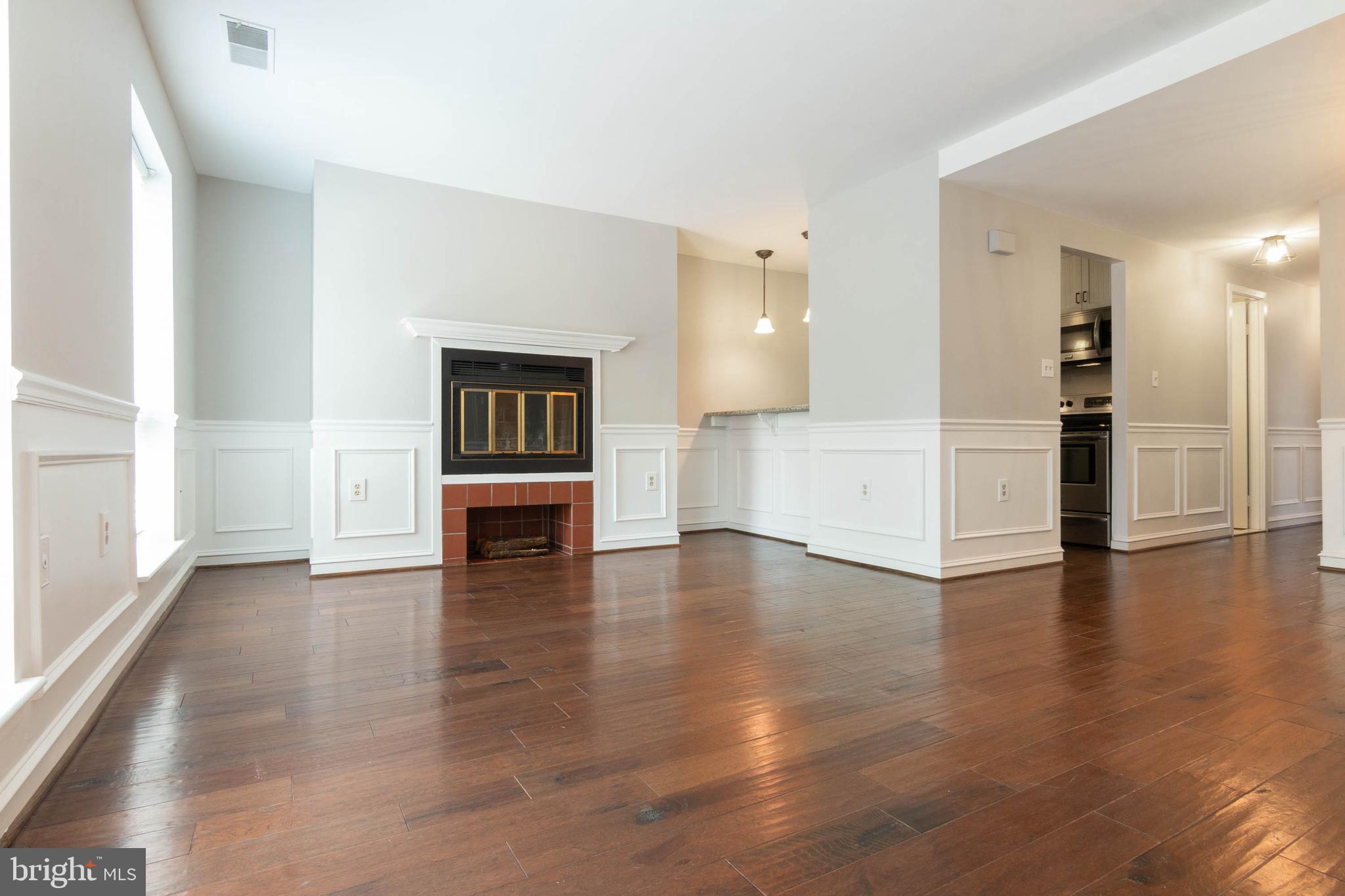 16 Andrew Place, Unit R122 Baltimore, MD 21201 - Photo 2 of 30 Living Room