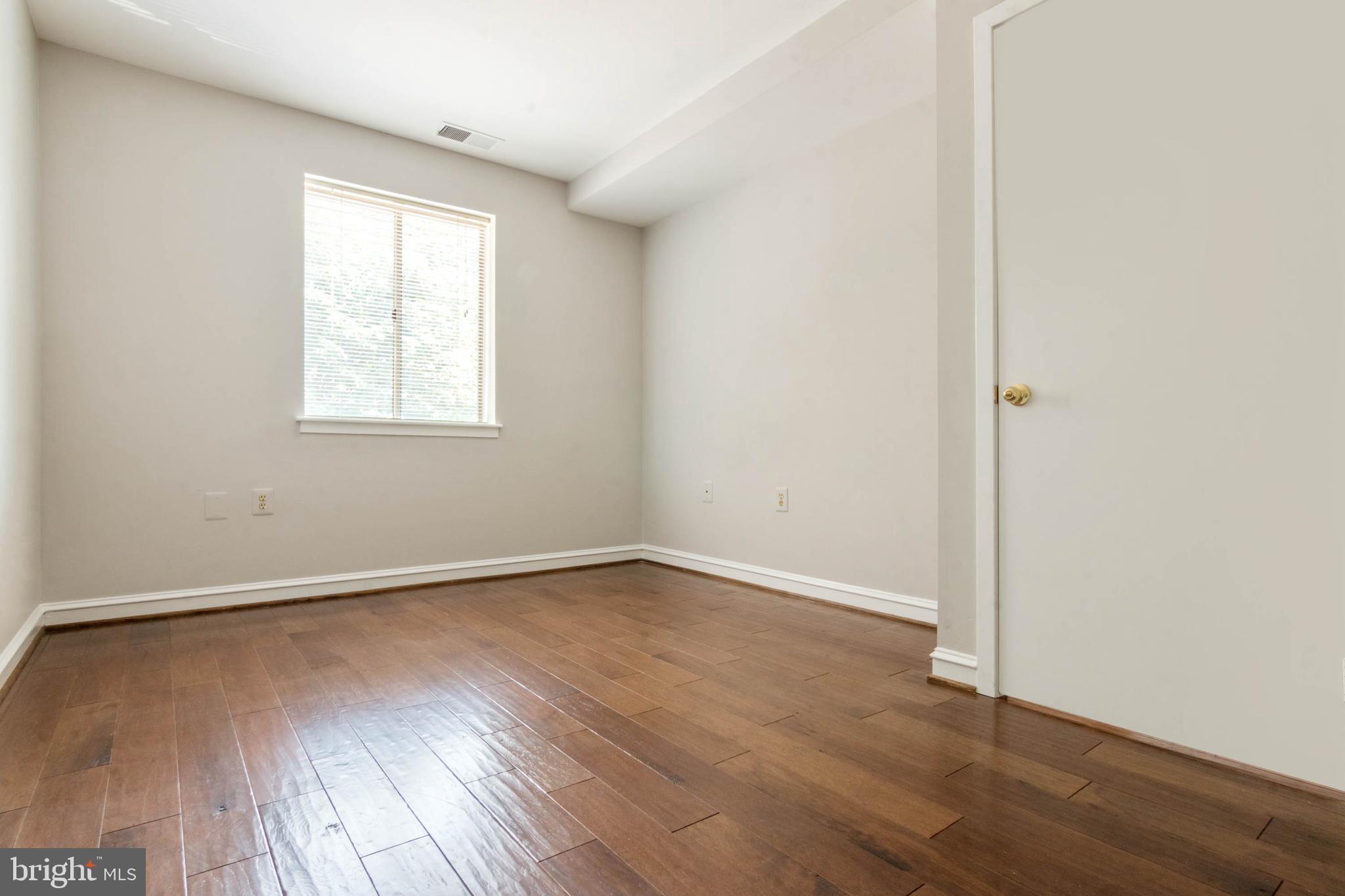 16 Andrew Place, Unit R122 Baltimore, MD 21201 - Photo 23 of 30 Bedroom 2