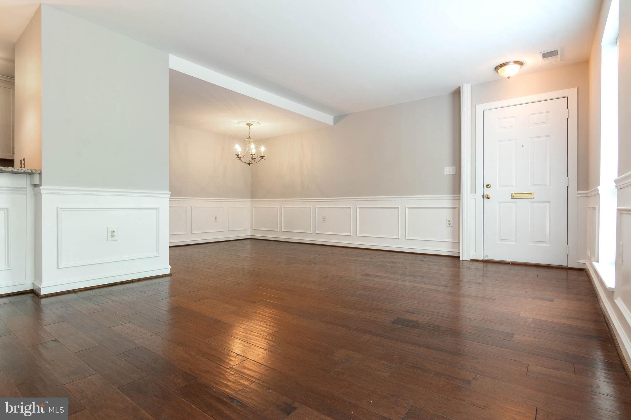 16 Andrew Place, Unit R122 Baltimore, MD 21201 - Photo 7 of 30 Living Room/Dining Room