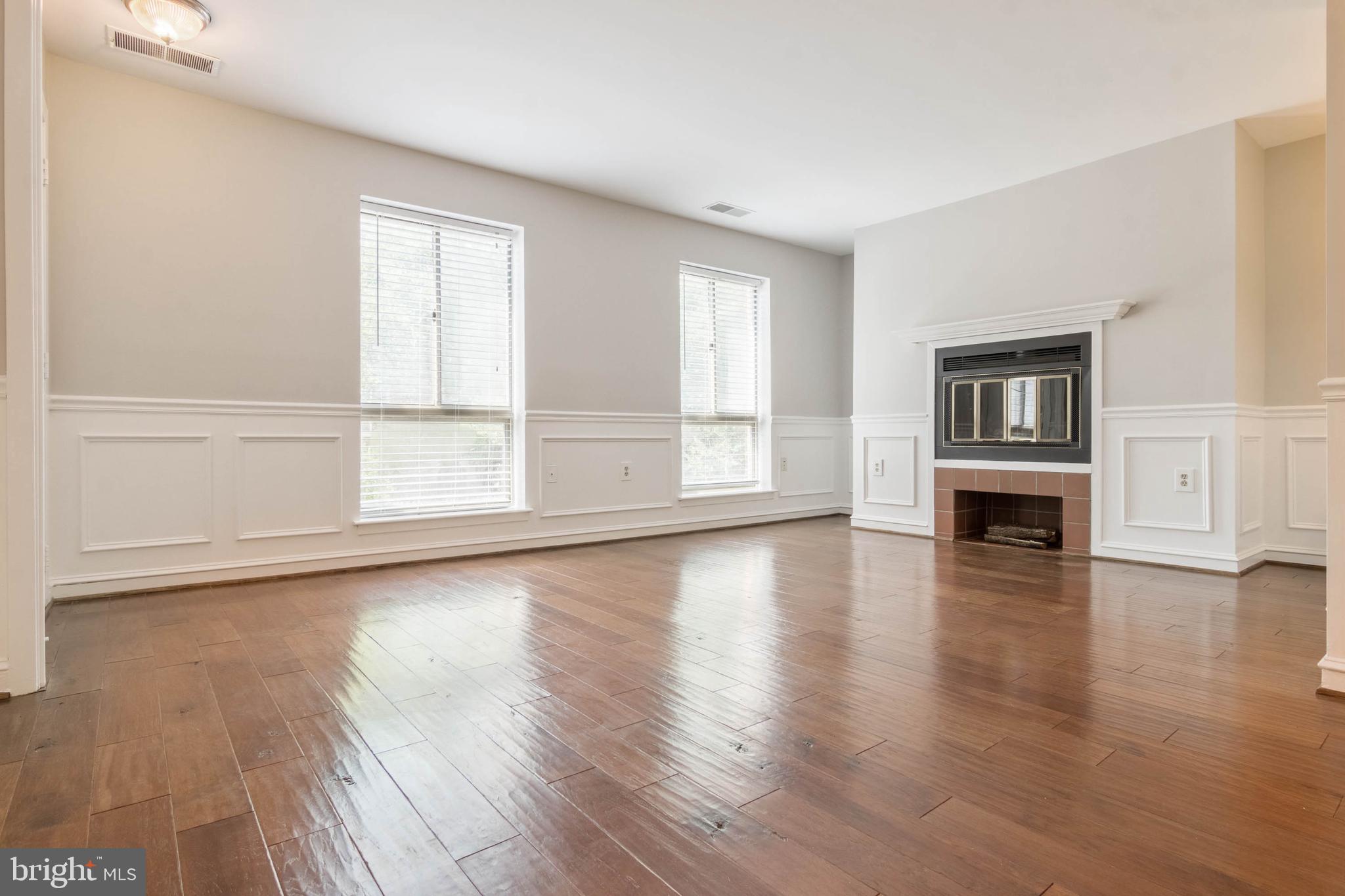 16 Andrew Place, Unit R122 Baltimore, MD 21201 - Photo 8 of 30 Living Room
