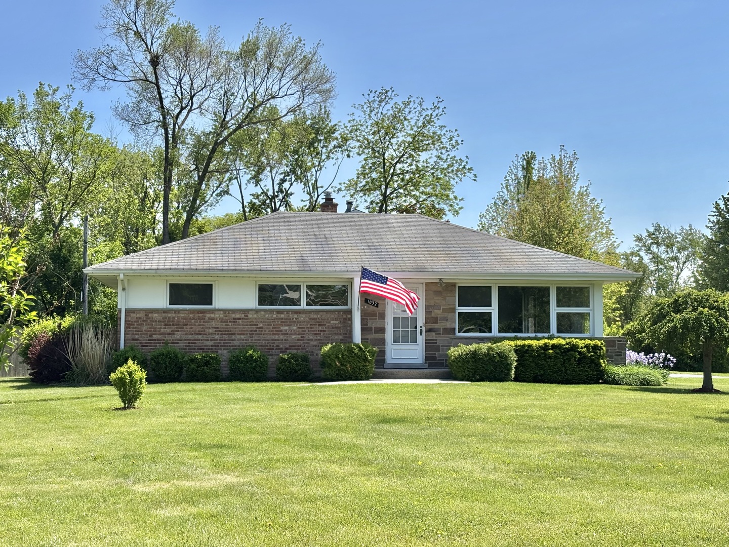 1032 Whitfield Road Northbrook, IL 60062 - Photo 3 of 30 a front view of a house with garden