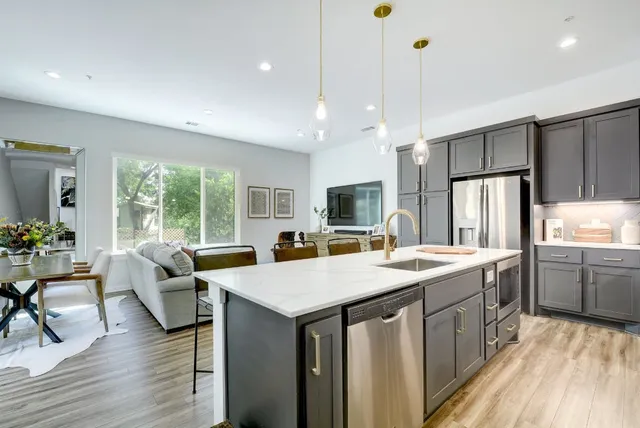 $4,900 | 2804 South 1st Street, Unit 3103, Austin, TX 78704