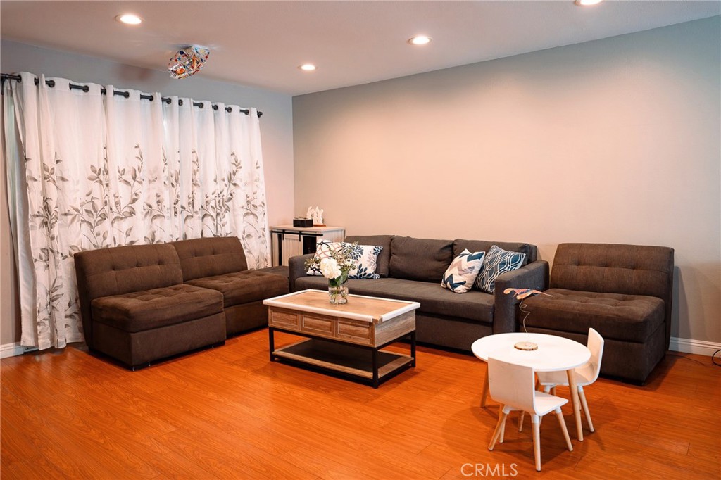 9759 Vía Roma Burbank, CA 91504 - Photo 3 of 29 Living Room