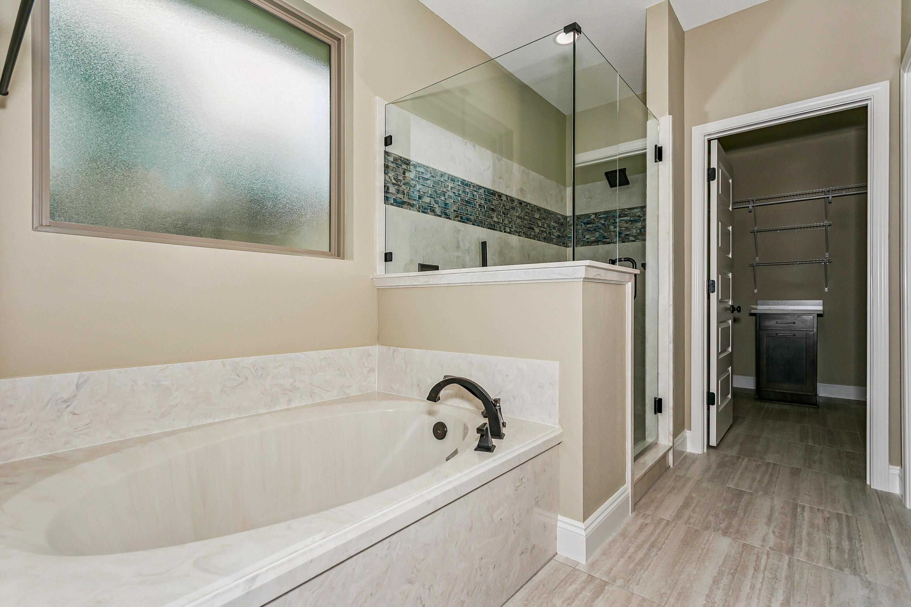 4567 Pfitzer Circle Crestview, FL 32536 - Photo 24 of 33 4567 Pfitzer mastertub