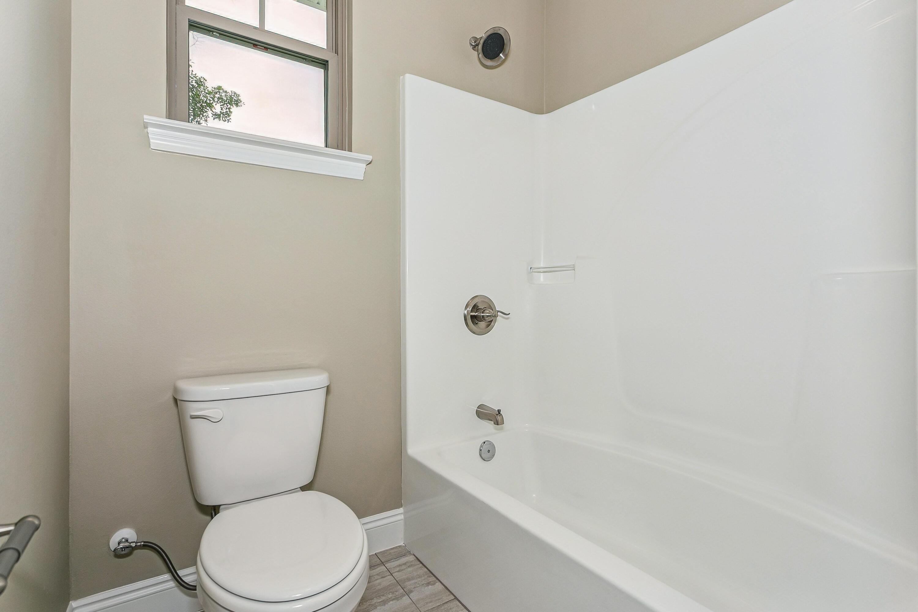 4567 Pfitzer Circle Crestview, FL 32536 - Photo 28 of 33 4567 Pfitzer jack and jill bath2