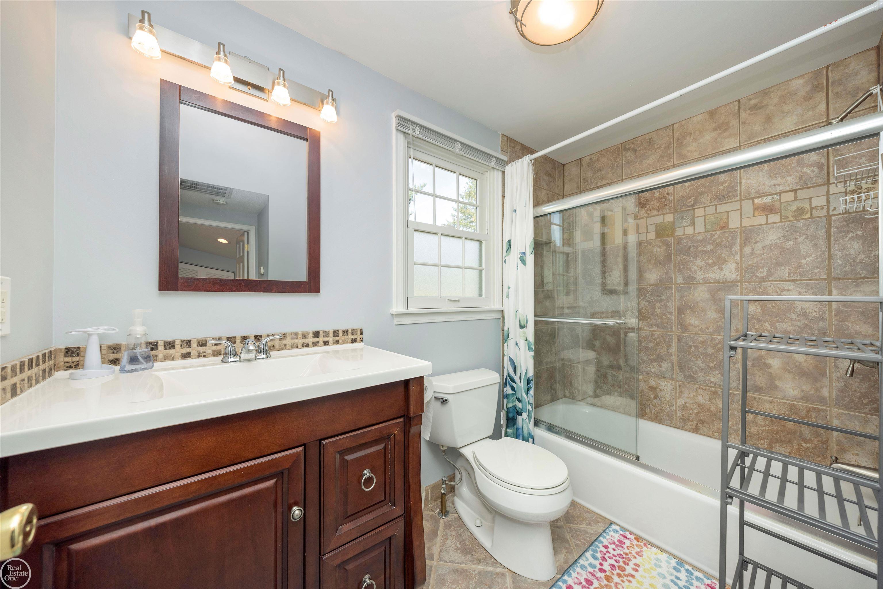 4132 Amherst Road Royal Oak, MI 48073 - Photo 30 of 49 50143663-388e5910-94c7-49f9-87a9-c3549ecf446d.JPG