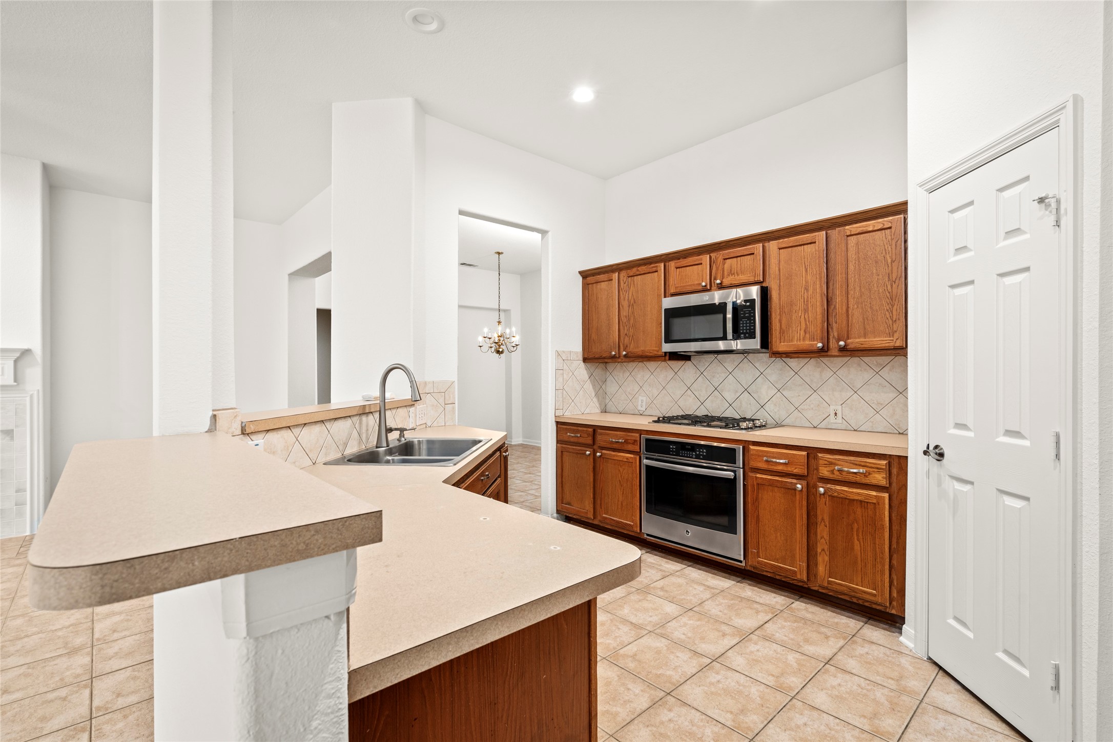 142 South Veranda Ridge Drive Spring, TX 77382 - Photo 11 of 31 An alternate view of the Kitchen. Notice how it flows between the Breakfast Room and Dining Room.