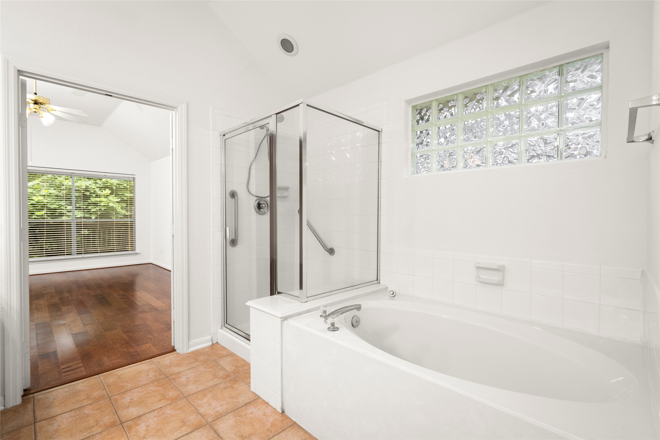 142 South Veranda Ridge Drive Spring, TX 77382 - Photo 17 of 31 The Primary Bath is complete with a soaking tub and walk-in shower.