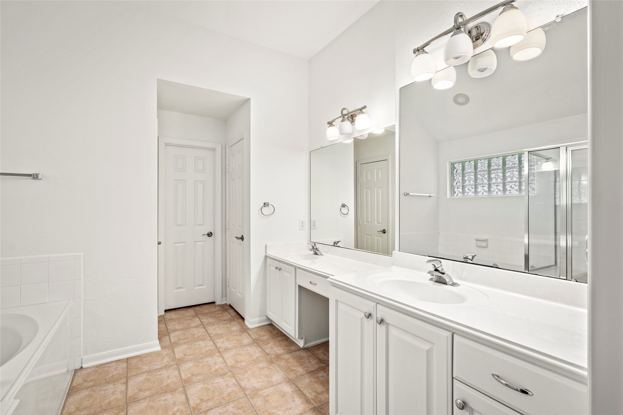 142 South Veranda Ridge Drive Spring, TX 77382 - Photo 18 of 31 Providing ample storage space, a vanity area and double sinks, the Primary Bathroom allows for plenty of relaxation.